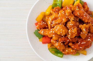 Kore usulü tatlı ve ekşi soslu kızarmış tavuk.