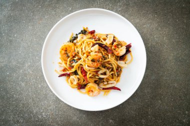 Baharatlı spagetti, karides, kalamar ve biberli kızarmış spagetti.