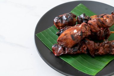 Izgara tavuk ciğeri şiş - Asya sokak yemeği tarzı