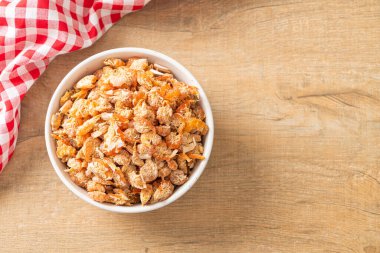 Kurutulmuş karides ya da kase içinde kurutulmuş tuzlanmış karides.