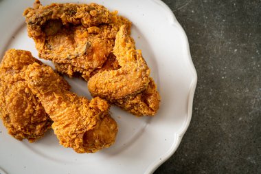 Tabakta ketçaplı kızarmış tavuk, sağlıksız yemek.