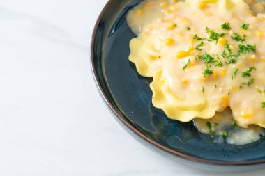 Mısır peyniri soslu ravioli makarnası.