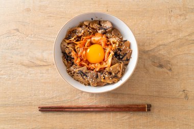 Kore usulü turşulu yumurta turşulu domuz bulgogi pirinç kasesi.