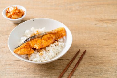 Soya soslu ızgara somon balığı. Japon usulü.