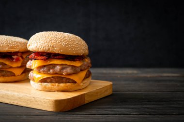 Domuz burger ya da domuz burger peynirli ve pastırmalı.