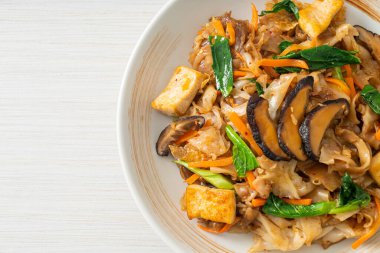 Tofu ve sebzeli kızarmış şehriye. Vejetaryen ve vejetaryen yemek tarzı.