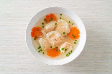 Beyaz kasede karides köftesi çorbası, Asya yemeği tarzı.