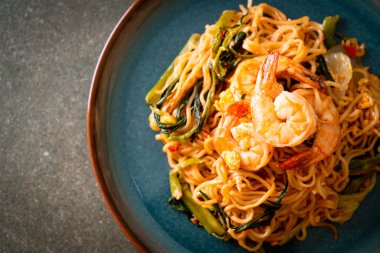 Karıştırılmış hazır erişteli sukiyaki, karidesli, Asya usulü.