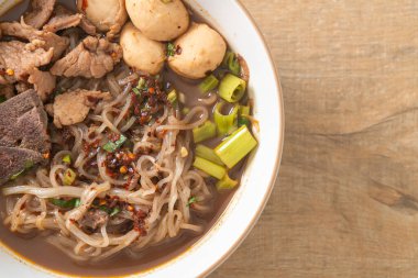 Domuz etli Tayland eriştesi, yahni, köfte ve domuz ciğeri kanlı çorba Tayland eriştesi usulü.