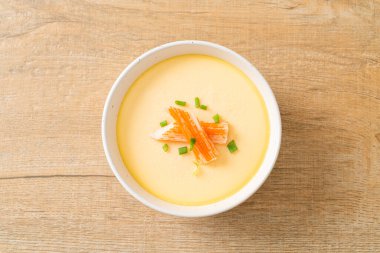 Yengeç sopasıyla haşlanmış yumurta ve taze soğan.