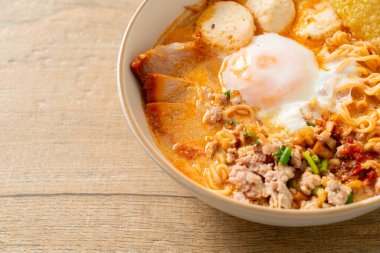 Baharatlı çorbada köfte ve domuz etli hazır şehriye mi yoksa Asya usulü Tom Erişte mi?