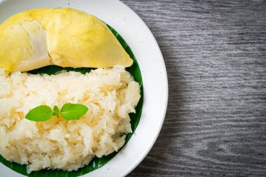 Yapışkan pirinçli Durian - sarı fasulyeli tatlı Durian kabuğu, hindistan cevizi sütüyle pişirilmiş olgun Durian pirinci - Asya Tayland tatlı yaz tropikal meyvesi