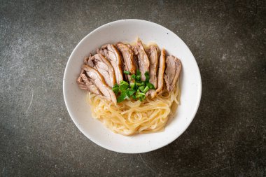 Beyaz kasede kurutulmuş ördek eriştesi. Asya usulü.