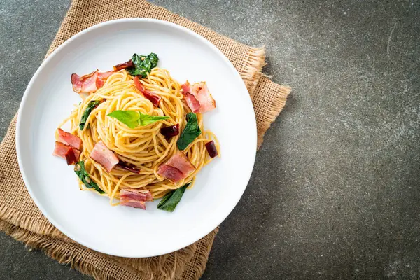 Kurutulmuş acı biber ve pastırmalı ev yapımı kızarmış spagetti.