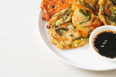 Pajeon veya Kore gözlemesi ve Kore kimçi krepi veya Kimchijeon - Kore geleneksel yemek tarzı