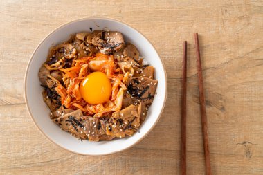 Kore usulü turşulu yumurta turşulu domuz bulgogi pirinç kasesi.