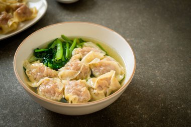 Domuz çorbası ya da sebzeli domuz köftesi çorbası - Asya yemeği tarzı.