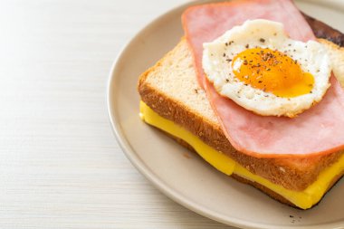 Ev yapımı kızarmış peynir üzerine jambon ve kahvaltıda domuz sosisli sahanda yumurta.