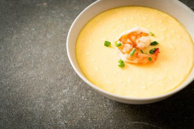 Karides ve taze soğanlı buğulanmış yumurta.