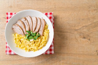 Beyaz kasede kurutulmuş ördek eriştesi. Asya usulü.