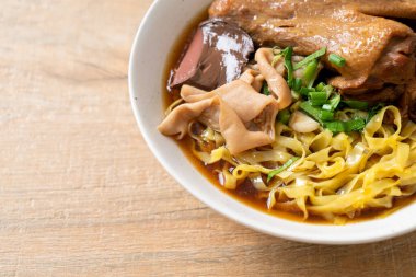 Kahverengi çorbada haşlanmış ördek ve haşlanmış yumurtalı şehriye Asya yemeği.