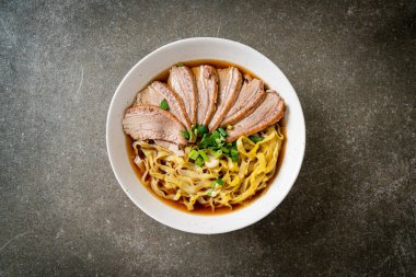 Kahverengi çorbada pişmiş ördekli yumurta eriştesi. Asya usulü.