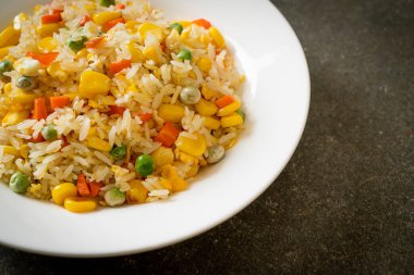 Karışık sebzeli ev yapımı pilav (havuç, yeşil bezelye, mısır) ve yumurta