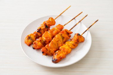 Izakaya usulü ızgara tavuk şiş yakitori servis edilir. Asya usulü.
