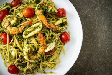 Ev yapımı pesto soslu deniz mahsullü spagetti sağlıklı yemek tarzı.