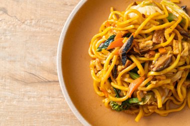 Vejetaryen usulü sebzeli kızarmış yakisoba eriştesi. Vejetaryen ve vejetaryen yemek tarzı.