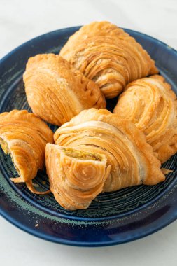 Körili börek, içi doldurulmuş tavuk.