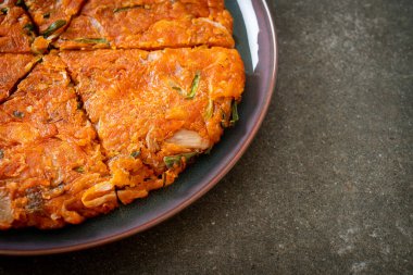 Kore kimçili krep ya da Kimçijeon - Kızarmış yumurta, kimçi ve un - Kore yemeği tarzı