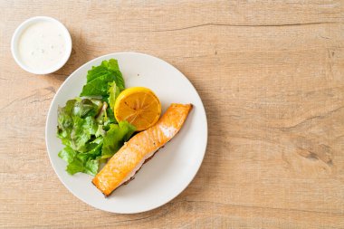 Limonlu ve sebzeli ev yapımı somon bifteği. Sağlıklı yemek tarzı.