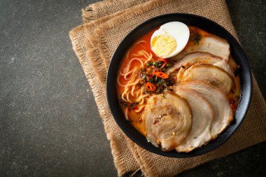 Ramen Eriştesi Baharatlı Tomyum Çorbası ile Kızarmış Domuz Füzyon Gıda Stili