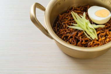 Kore fasulye soslu Anında Erişte salatalık ve haşlanmış yumurta (Jajangmyeon veya Jjajangmyeon) - Kore yemek tarzı