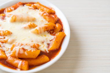 Peynirli Kore soslu Kore pirinç keki, peynirli Peynirli Tokpokki, Peynirli Tteokbokki - Kore yemeği tarzı