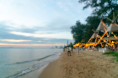 Arka planda bokeh ışığı olan soyut bulanık plaj kafe restoranı