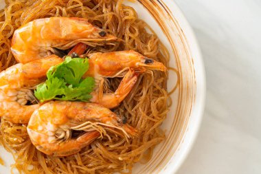 Güveçte veya fırında karides ve cam erişte veya vermicelli karides.