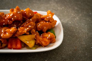 Kore usulü tatlı ve ekşi soslu kızarmış tavuk.