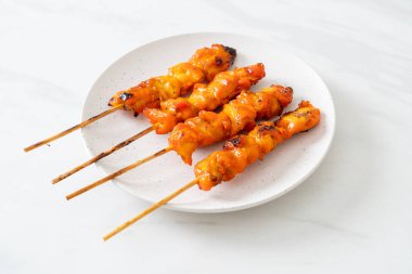 Izakaya usulü ızgara tavuk şiş yakitori servis edilir. Asya usulü.