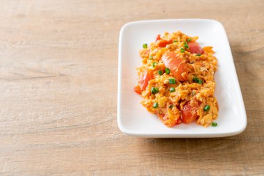 Yumurtalı sahanda domates ya da domatesli omlet - sağlıklı besin tarzı