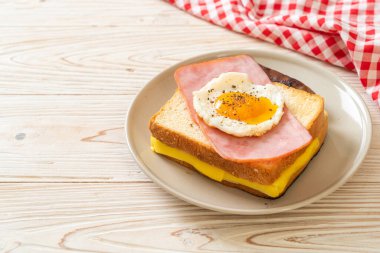 Ev yapımı kızarmış peynir üzerine jambon ve kahvaltıda domuz sosisli sahanda yumurta.