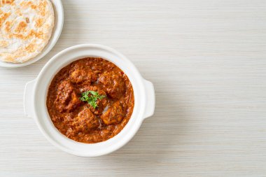 Hint usulü tavuk tikka masala baharatlı körili et yemeği roti veya naan ekmeği.