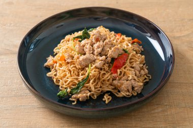 Tayland fesleğeni ve kıymalı Tayland usulü kızarmış erişte.