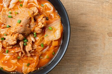 Kore udon eriştesi ve kimchi çorbası, Asya usulü.