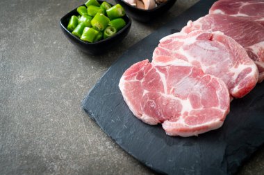 Taze domuz boyunlu ya da yakalı domuz eti ve terbiye edilecek malzemeler.