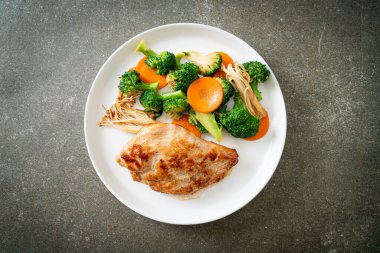 Beyaz tabakta sebzeli ızgara tavuk bifteği