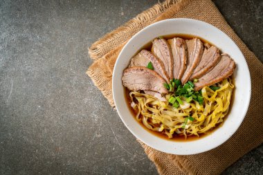 Kahverengi çorbada pişmiş ördekli yumurta eriştesi. Asya usulü.