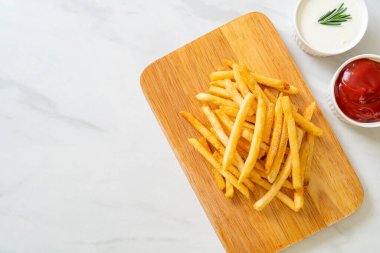 Patates kızartması ya da ekşi krema ve ketçaplı patates cipsi.