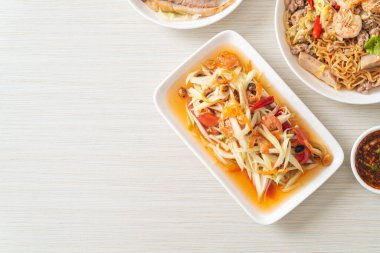 Som Tum - Baharatlı papaya salatası - Tayland yemeği tarzı